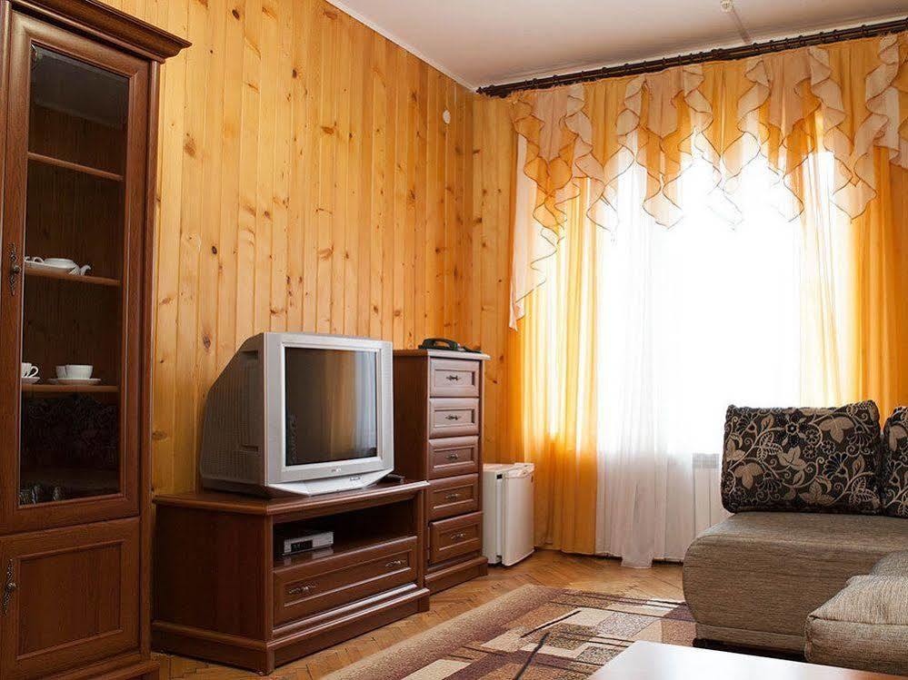 Ялинка Готель Vyshkiv Dış mekan fotoğraf